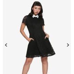 RIVERDALE VERONICA LODGE
BLACK & WHITE COLLARED LACE DRESS COSTUME - M